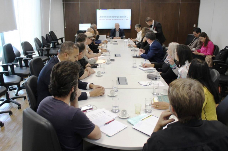 Fenasps debate Salários e Carreira do INSS com o governo