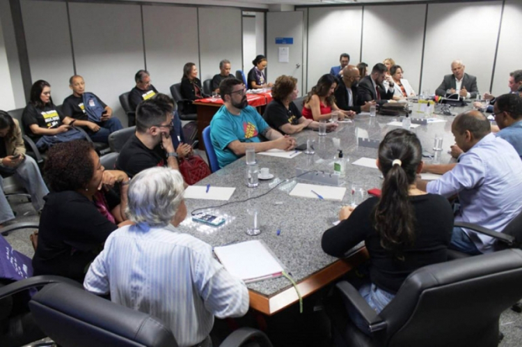 Fenasps cobra do governo retirada de descontos ilegais em contracheques