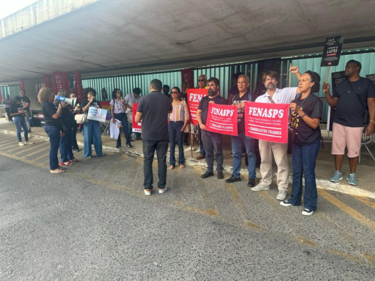 Servidores fizeram cerco à parlamentares no Aeroporto de Brasília 