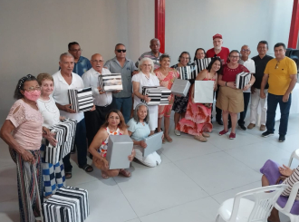 Houve sorteios de brindes e doadas lembranças para todas mães presentes. 